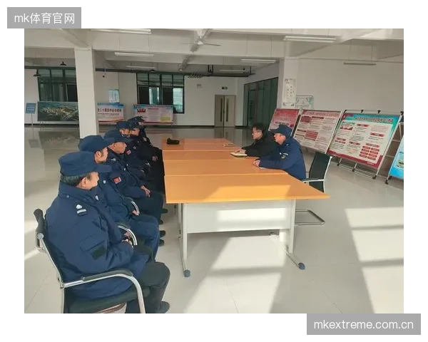 大型赛事中，我们如何确保只接受了8小时培训的临时安保员能熟练操作复杂的指挥系统？
